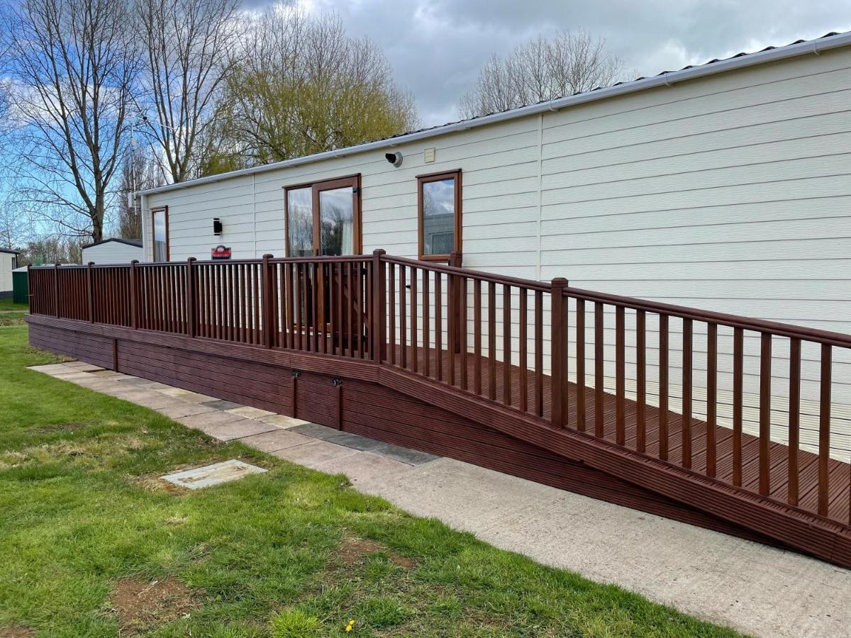 Beautiful 2 Bedroom Helmsley Lodge Northampton Exterior photo