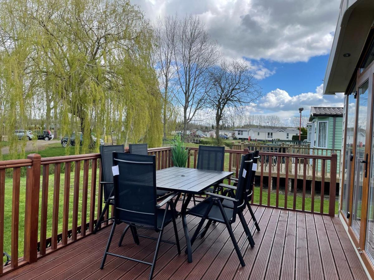Beautiful 2 Bedroom Helmsley Lodge Northampton Exterior photo