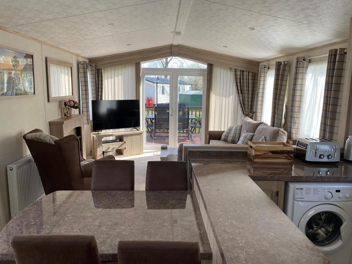 Beautiful 2 Bedroom Helmsley Lodge Northampton Exterior photo