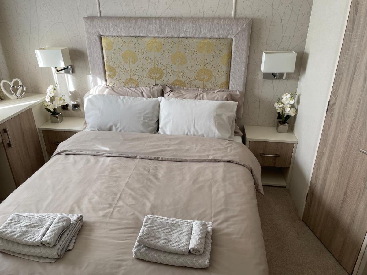 Beautiful 2 Bedroom Helmsley Lodge Northampton Exterior photo